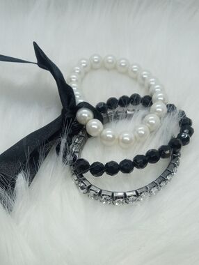 ELEGANT TRIPLE STRAND BRACELET